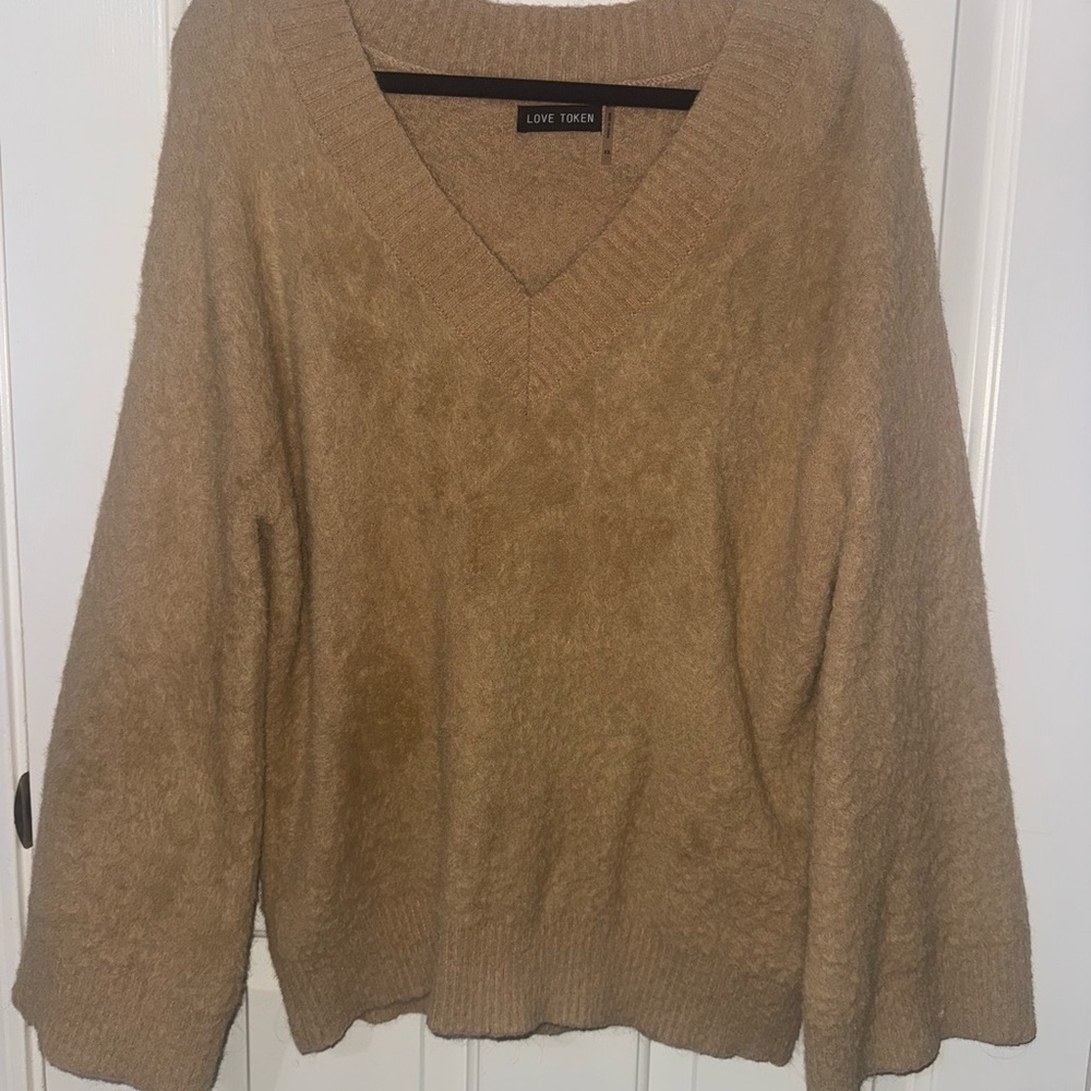 Love Token Women's V-Neck Sweater in Tan